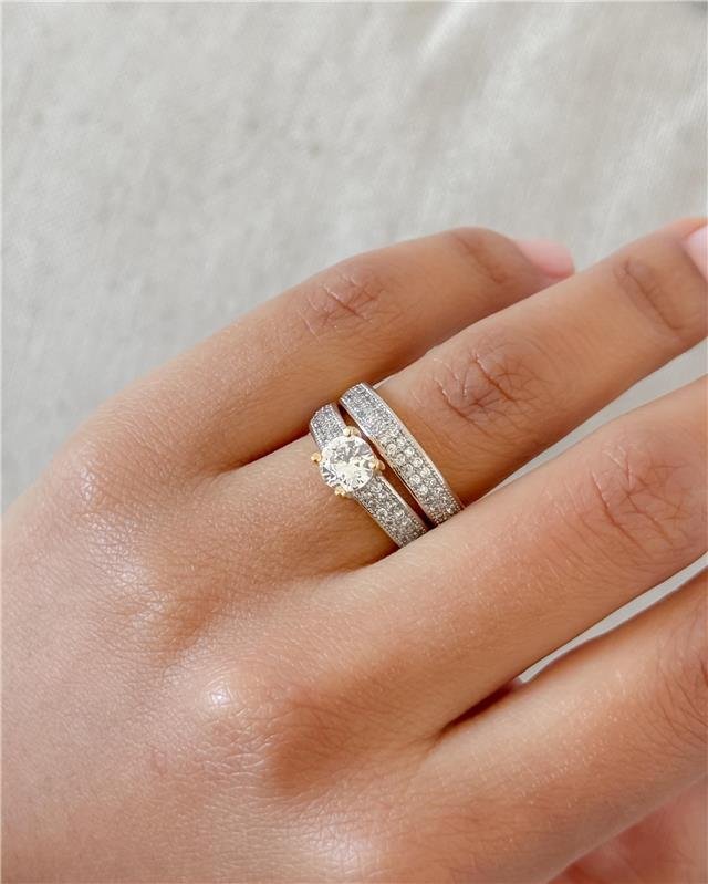 ANEL SOLITÁRIO DUPLO COM MICROZIRCÔNIAS FOLHEADO A OURO