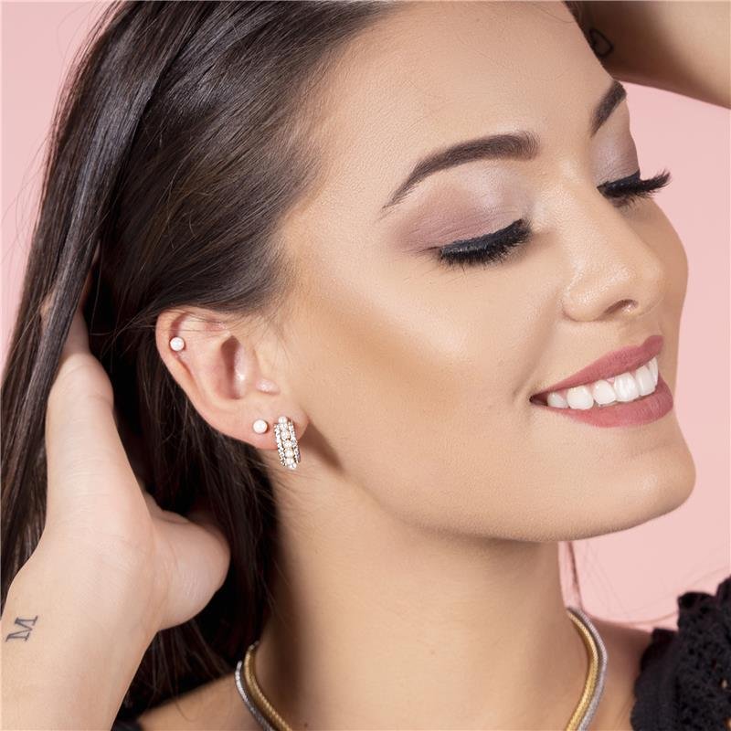 BRINCO MEIA ARGOLA COM PÉROLAS E PEDRAS DE ZIRCÔNIA FOLHEADO A OURO
