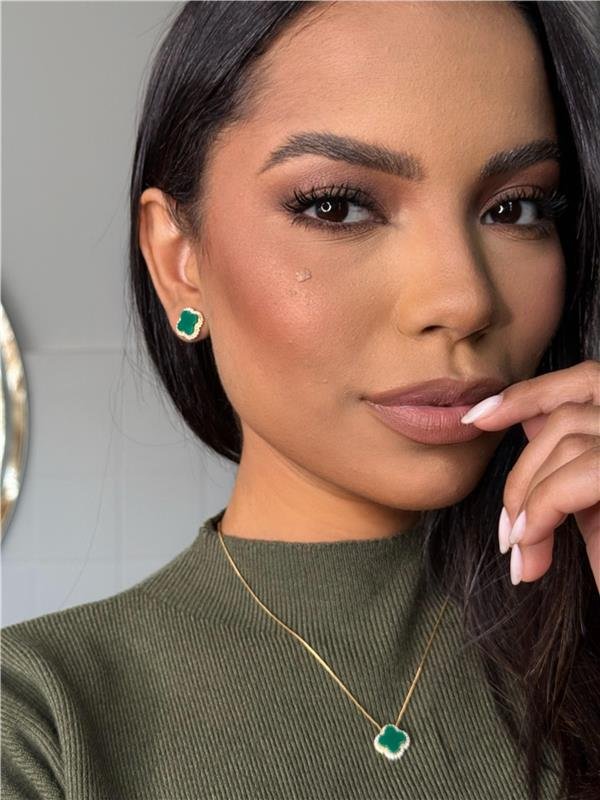 BRINCO TREVO PEDRA VERDE COM ZIRCÔNIAS FOLHEADO A OURO