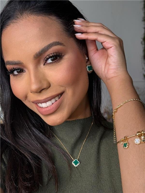 BRINCO TREVO PEDRA VERDE COM ZIRCÔNIAS FOLHEADO A OURO