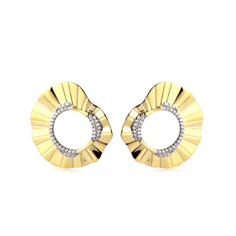 BRINCO ORGÂNICO CIRCULAR COM DETALHE EM ZIRCÔNIAS FOLHEADO A OURO 