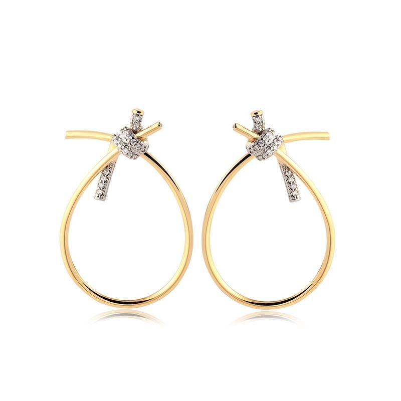 BRINCO FIO EM FORMA DE GOTA COM DETALHE CRAVEJADO FOLHEADO A OURO