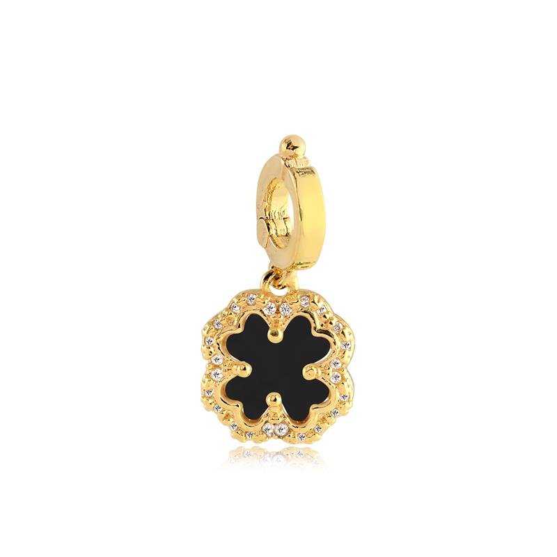 PINGENTE TREVO COM ARGOLA CLICK, COR PRETA COM BORDAS CRAVEJADAS ZIRCÔNIAS CRISTAL FOLHEADO A OURO