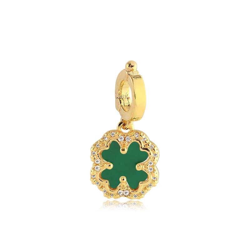 PINGENTE TREVO COM ARGOLA CLICK, COR VERDE COM BORDAS CRAVEJADAS ZIRCÔNIAS CRISTAL FOLHEADO A OURO