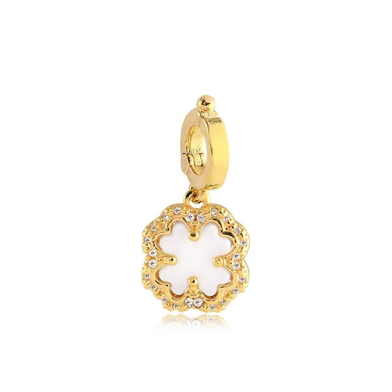 PINGENTE TREVO COM ARGOLA CLICK, COR PÉROLA COM BORDAS CRAVEJADAS ZIRCÔNIAS CRISTAL FOLHEADO A OURO